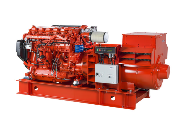 Dieseldrevet marinmotor fra Scania, koblet til et aggregat fra Nogva, malt i rød og vist mot hvit bakgrunn.